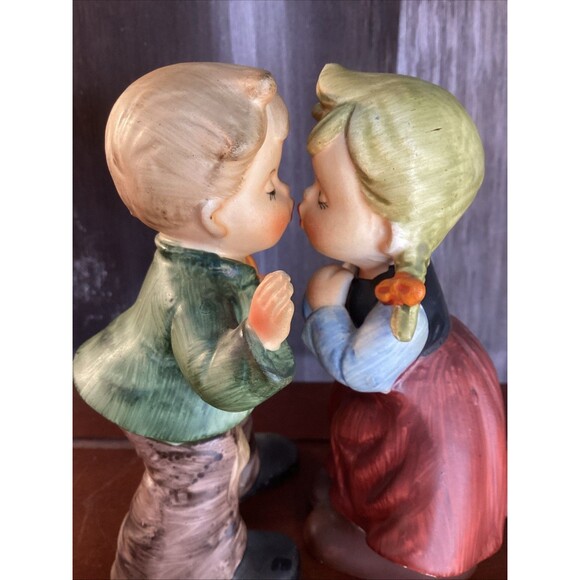 Napcoware Boy and girl kissing Figurine No. C-8502 - Picture 3 of 15
